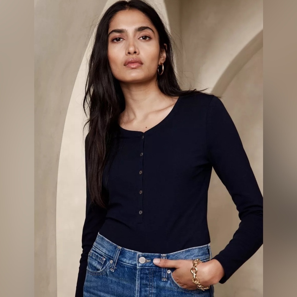 NWT Banana Republic Refined Henley Long Sleeved Black T-Shirt Size XS.